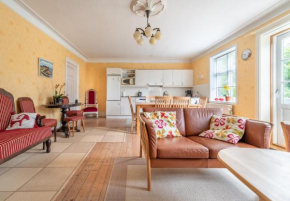 Charming, spacious, sea view guest house, Aakirkeby